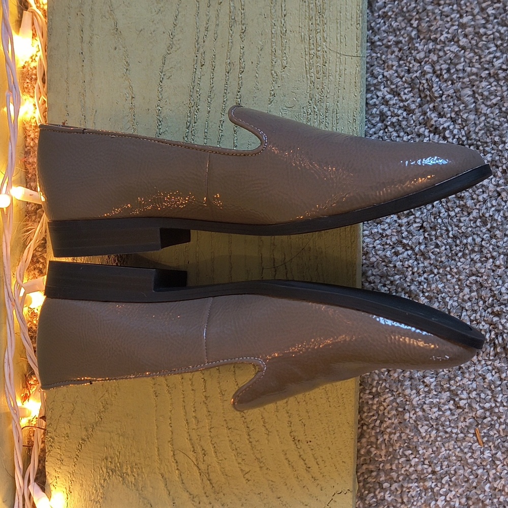 Women's Bandolino Flat Loafer Slip On Grey Taupe Patent Leather 6½ - Picture 6 of 11